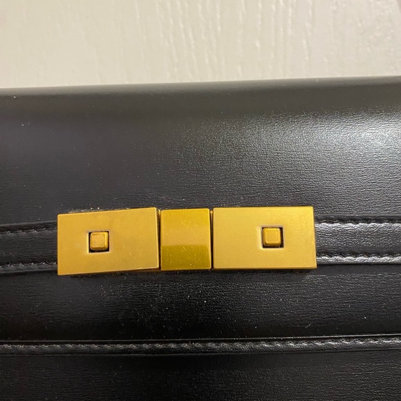 Chic Black Leather Shoulder  Bag with Gold Accents - Picture 8 of 12